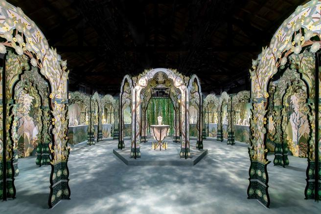 梵克雅宝 Signature高级珠宝来台，展场犹如繁花似锦的春日花园。（Van Cleef & Arpels提供）