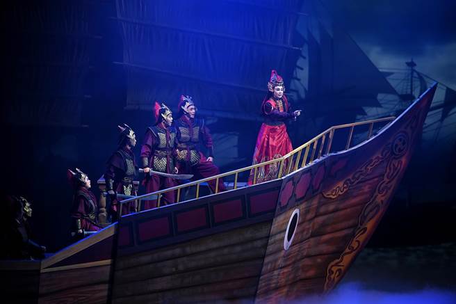 明华园总团最近还和HTC（宏达电）携手合作推出「海贼之王NFT全球限量珍藏版卡包」，以打造歌仔戏元宇宙的企图心，和新时代接轨。（明华园总团提供）