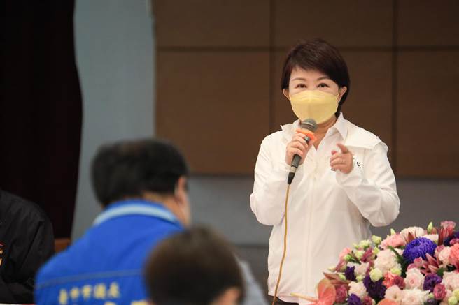 台中市長盧秀燕上任後首創行動市政會議，19日一早率市府團隊至沙鹿區公所舉行，除了報告最新施政計畫，也藉此傾聽基層民意，讓施政更接地氣。（中市府提供／謝瓊雲台中傳真）