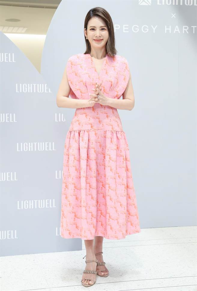 Melody以一身粉嫩洋裝登場，展現春天模樣。（陳俊吉攝）