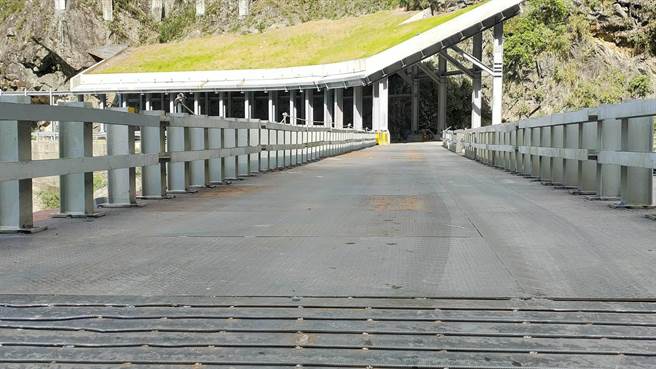 中横便道17k＋200登仙溪路段已抢通，中横便道20日起恢復常态3班通行。（谷关工务段提供／陈淑娥台中传真）