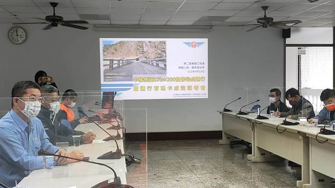 公路总局第二区养护工程处19日指出，中横便道20日起恢復常态3班通行。（陈淑娥摄）