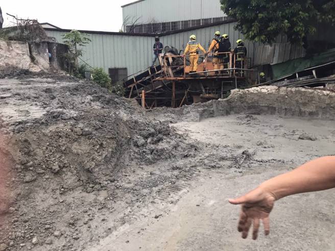 台中市太平区一家水泥工厂19日下午5时15分，警传外部边坡挡土墙因不明原因塌陷，导致一名泰籍移工遭大量土石埋住。（民眾提供／卢金足台中传真）