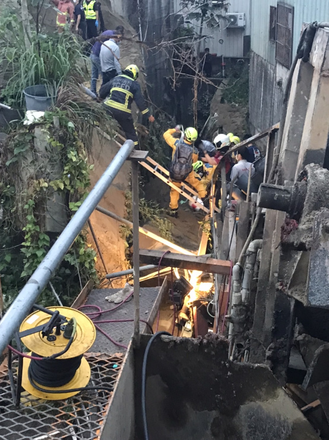 救难人员火速到场救援，利用器材挖掘救出茄姓移工。（民眾提供／卢金足台中传真）