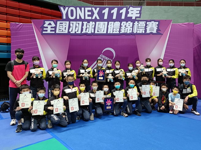 北市长春国小荣获全国团体赛小男团冠军、小女团亚军。(北市长春国小提供)