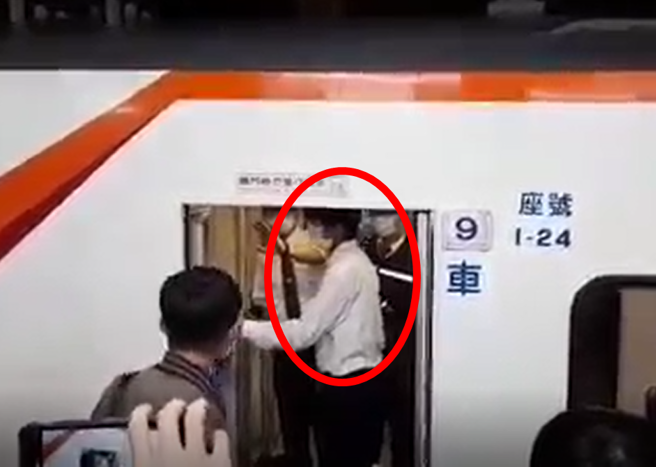 有網友爆料，其中1名高中生已非第一次偽裝，早在3月28日該生就在「紅斑馬」自強號上假扮列車長，還向車外鐵道迷致意揮手、手持鑰匙開車。（翻攝自臉書「台灣便當管理局－附屬鐵路部」）