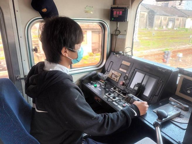 有網友爆料，其中1名高中生已非第一次偽裝，早在3月28日該生就在「紅斑馬」自強號上假扮列車長，還向車外鐵道迷致意揮手、手持鑰匙開車，甚至疑似曾到後端駕駛列車。（翻攝自臉書「台灣便當管理局－附屬鐵路部」）