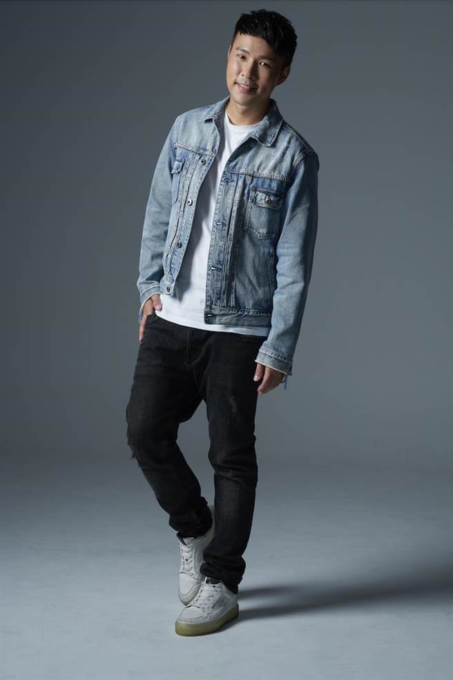 ↑陈威全疼惜刘文瀚勇气，将他签入旗下。（上行娱乐提供）