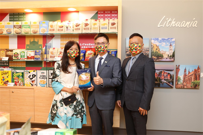 亚洲台湾商会联合总会理事陈敏昭(左)、枫缘国际有限公司总经理陈志豪(右)今参访世贸一馆的立陶宛商品展示中心，宣布要採购该国的Amber pasta义大利麵。(图／贸协提供)
