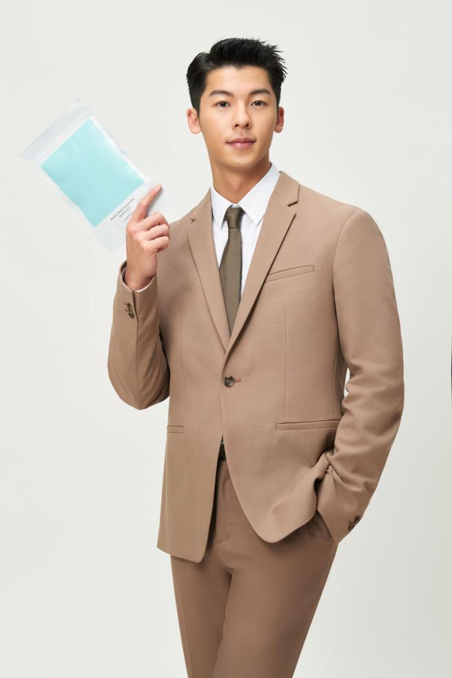 許光漢近來接下茶飲代言，日前拍攝廣告，造型帥氣。（LABELLE拉蓓提供）