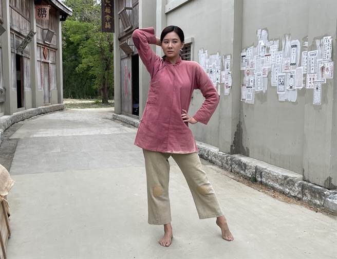 安心亚打赤脚扮农妇。（林淑娟摄）