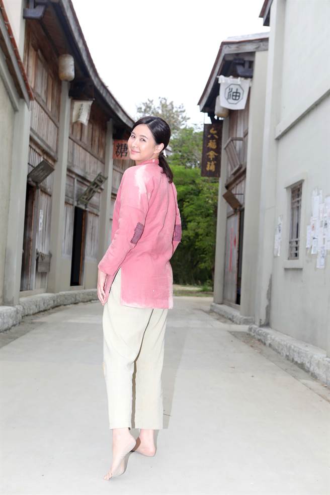 安心亚在《牛车来去》中打赤脚、农妇装扮曝光。（公视提供）