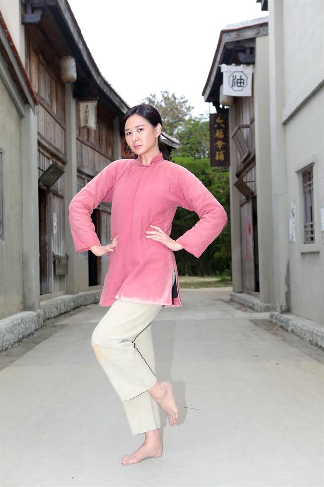 安心亚在《牛车来去》中打赤脚、农妇装扮曝光。（公视提供）