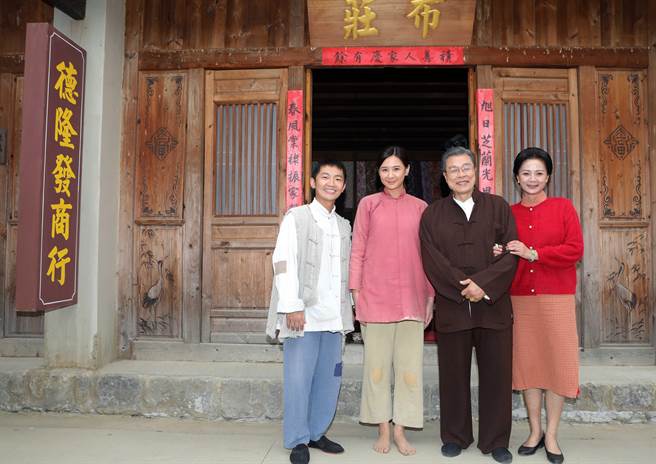 《牛车来去》主演蔡昌宪（左起）、安心亚、杨烈、高欣欣一起现身岸内糖厂影视基地。（公视提供）