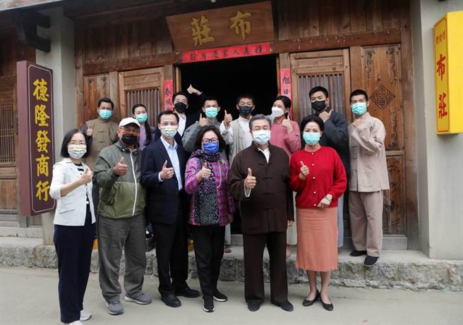 公视董事长陈郁秀远赴台南盐水「岸内糖厂影视基地」片场探班，慰劳《牛车来去》主创团队工作人员。（公视提供）