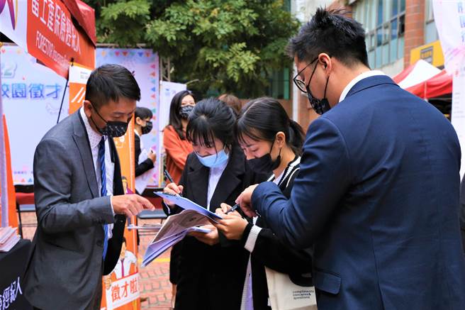 朝陽科技大學舉辦「2022企業說明會暨校園徵才」活動，學生參加踴躍。（朝陽科大提供／陳淑芬台中傳真）