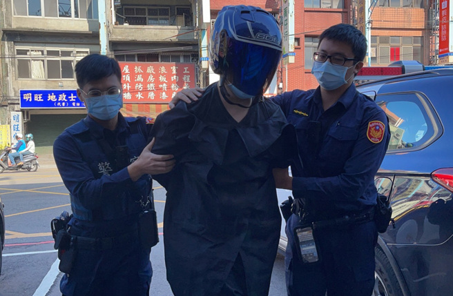 桃園市龜山區去年11月發生一起超商店員因勸紙藝師戴口罩被刺死案件，桃園地院今開準備程序庭，紙藝師認了殺人卻喊不記得過程。（中時資料照 蔡依珍攝攝）