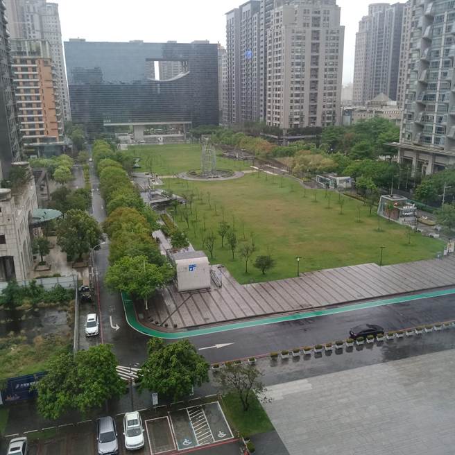 台中市豪宅林立，為公平課徵多房族的囤房稅，近日市府將「房屋稅徵收率自治條例修正案」送審，上午議會法規委員會審議後，決議參考台北、台南與桃園修正後課徵稅率，採折衷方案課徵，只待議會大會三讀通過，最快今年7月就會上路實施。（謝瓊雲攝）