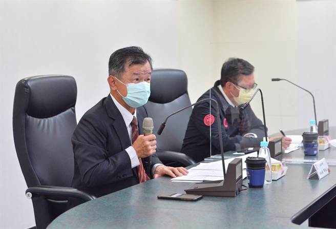 陸委員會主任委員邱太三今（19）率相關業務主管等，赴桃園市政府拜會桃園市長鄭文燦，說明政府兩岸政策，並就兩岸交流及在台港人關懷照顧等交換意見。（陸委會提供）