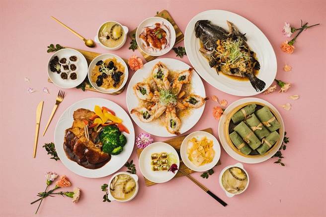 台北新板希尔顿酒店馆内青雅中餐厅推6人及10人母亲节桌菜，1万2800元起，再赠蛋糕。（台北新板希尔顿酒店提供）