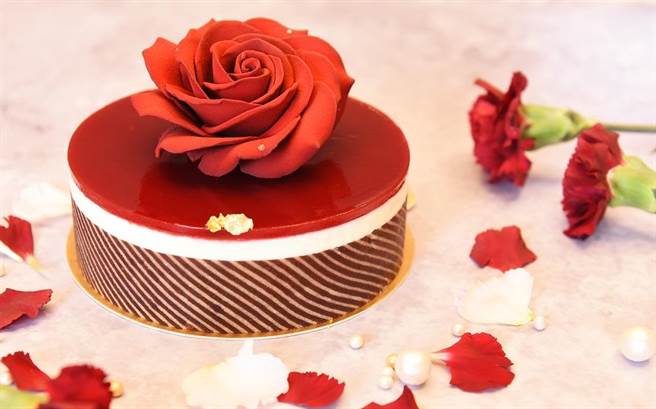 母亲节应景蛋糕绝不能少，台北新板希尔顿酒店点心坊也祭出「玫好人生」母亲节蛋糕，使用经典「KRAFT Cream Cheese」搭配黄柠檬奶油馅。（台北新板希尔顿酒店提供）