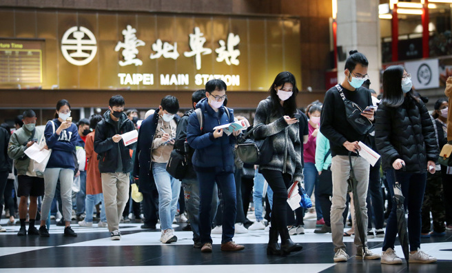 许多民眾19日前往设在台北车站的接种站施打莫德纳及高端疫苗，800个现场挂号名额瞬间秒杀。（范扬光摄）