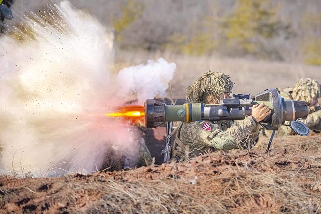 图为乌克兰2月在乌东军演时，试射英国提供的轻型反装甲飞弹「NLAW」。NLAW有「坦克开罐器」之称，英国已交付3600多件。（图/美联社）
