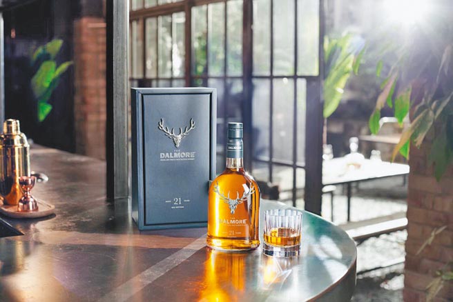 大摩酒厂核心酒款系列颠峰之作，「大摩璀璨21年单一麦芽威士忌」闪耀全新上市，展现了「老酒银行」大摩酒厂180年来对于卓越无止尽追求的勇气，传奇首席酿酒师理查．派特森完美演绎了罕见珍稀的Matusalem Oloroso 30年雪莉桶的珍稀风味，绝对是品酩收藏家必定珍藏的佳酿之一，全球限量9,000瓶，台湾限量910瓶，建议售价：25,000元。图／业者提供
