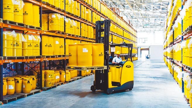 德國倍可Berutox M21 KN聚脲基油脂，用量只要一般油品的一半，就能達到潤滑效果。圖／業者提供