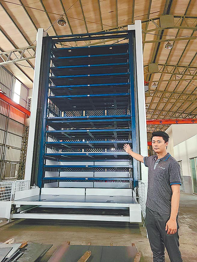上颉金属公司黄秉业表示，钢铁业对「自动仓储系统」的需求旺盛。图／王妙琴