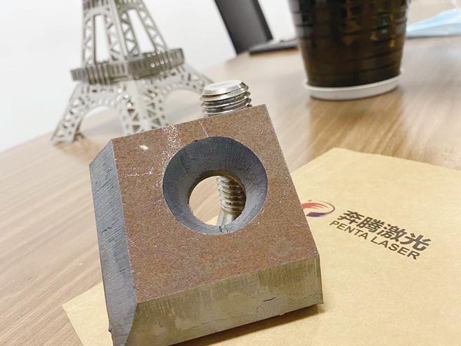 「奔腾激光超高功率光纤雷射切割机系列」是唯一可切坡口，快速穿孔，厚度可达100mm之最先进设备。图／王妙琴