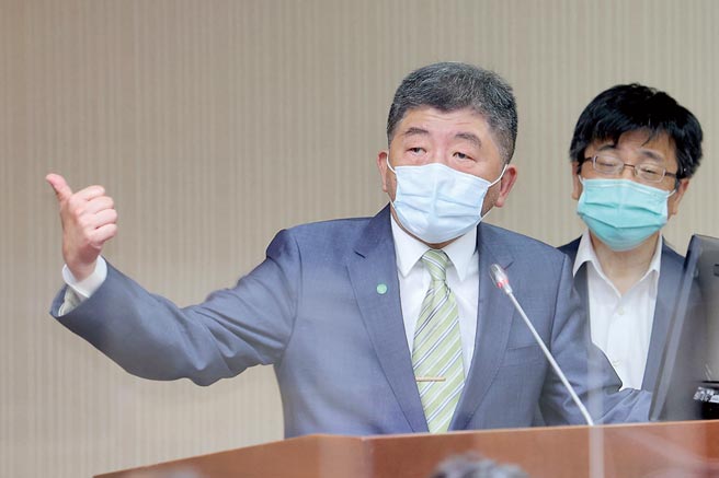 卫福部长陈时中昨坦言，中央集中检疫所空床率逐渐下降，呼吁地方政府尽速开启地方加强型旅馆。右为疾管署长周志浩。（黄世麒摄）