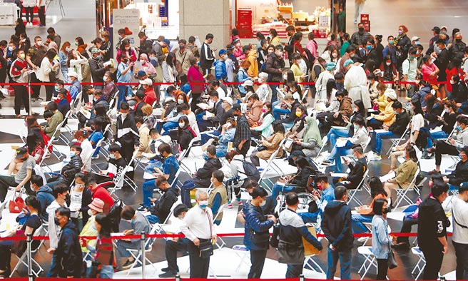 本土新增确诊个案再创新高，也催出新冠疫苗打气，台北车站中型疫苗接种18日依旧出现排队接种人潮。（陈怡诚摄）