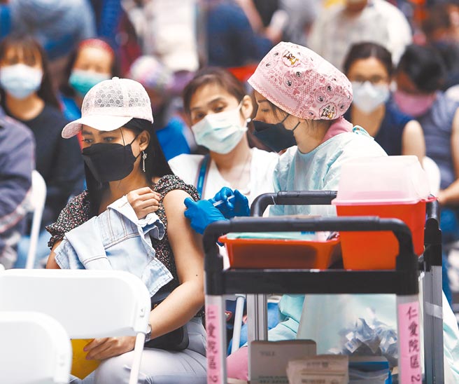 醫師陳志金解釋，追加劑不一定就是第3劑。圖為民眾至北車中型疫苗施打站施打莫德納疫苗。（資料照 陳怡誠攝）