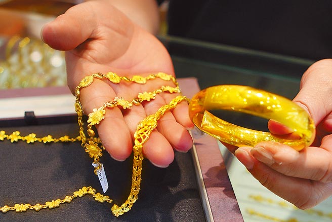 對抗通膨，Yahoo奇摩表示，35至45歲消費者非常精打細算，近期母親節禮品最夯的是金條類的商品，較去年同期飆漲23倍。（本報資料照片）