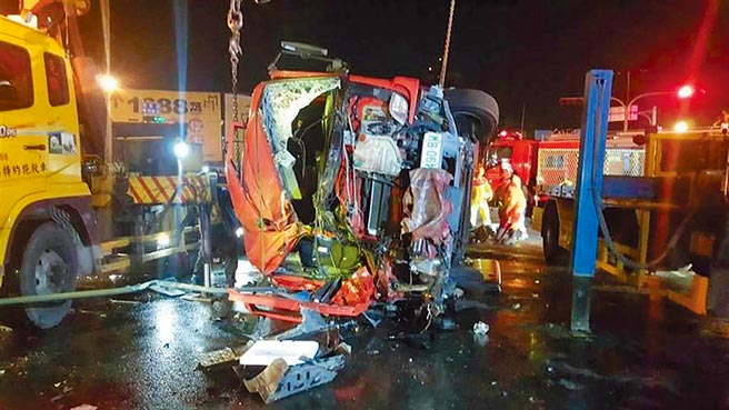 2020年2月13日高雄市凤祥消防分队消防水箱车出勤救灾，在路口被张男撞上，二审审酌张男坦承犯行，和公司已赔偿死伤者3400万元，宣告缓刑5年，需服240小时劳务，接受6场法治教育，可上诉。（本报资料照片）