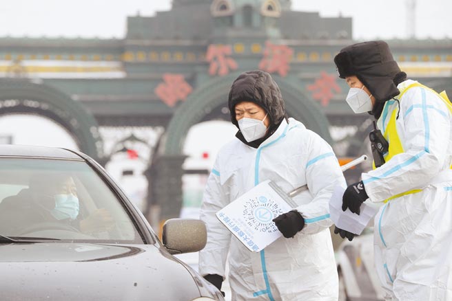 大陆国务院副总理刘鹤18日表示，不得以等待核酸结果为由限制通行。图为哈尔滨一高速公路匝道口，工作人员查验入城车辆。（新华社）