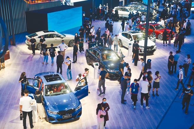 大陆中央近期接连打出新一轮促消费政策「组合拳」，促进汽车、家电等重点领域消费增长等一系列举措加快出台。图为2021年第二十四届成都国际汽车展览会。（中新社）