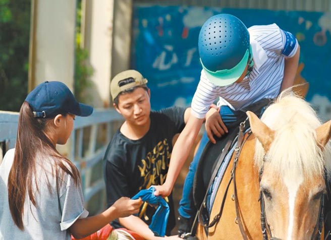 桃园生命树领袖协会招募青年志工，其中马术志工致力关怀脑麻復健儿童。（青年局提供／吕筱蝉桃园传真）