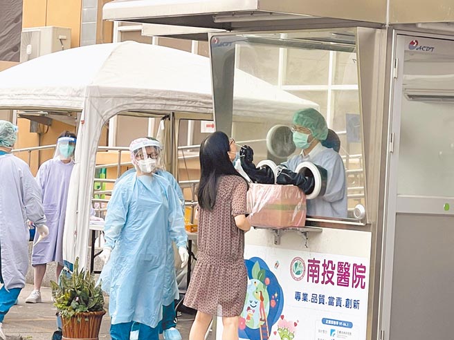 南投醫院18日緊急開設篩檢站。（南投縣政府提供／廖志晃南投傳真）
