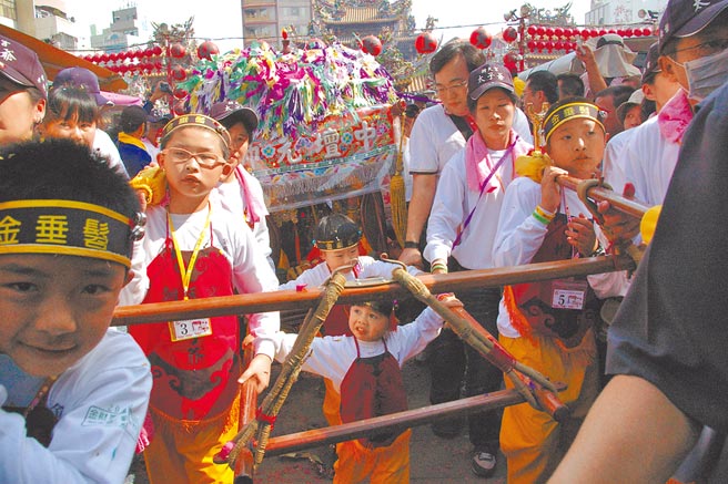 疫情延烧云林县北港朝天宫妈祖遶境儿童止步，改由成年人扛太子爷神轿。（本报资料照片）