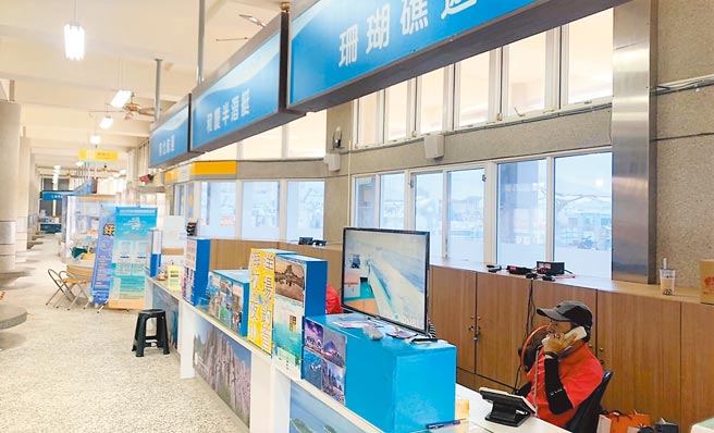 澎湖船公司職員忙著接退船票觀光客電話，為澎湖今年的觀光前景埋下了變數。（張茂雄攝）