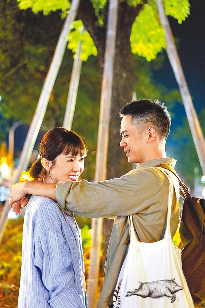 李淳（右）在《洞裡的月亮》與孫可芳互動逗趣可愛。（MyVideo提供）