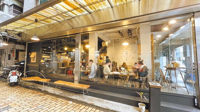 「丸角自转生活咖啡」的一楼两侧都是透明玻璃，採光明亮，窗里窗外，有种看百货公司橱窗陈列的趣味。（beyond beyond提供）
