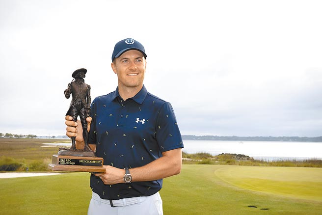 史毕斯拿着RBC传承高球赛冠军奖杯庆祝。（美联社）