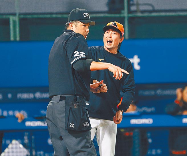 統一總教練林岳平（右）昨天賽後摔帽抗議判罰結果出爐。（本報資料照片）