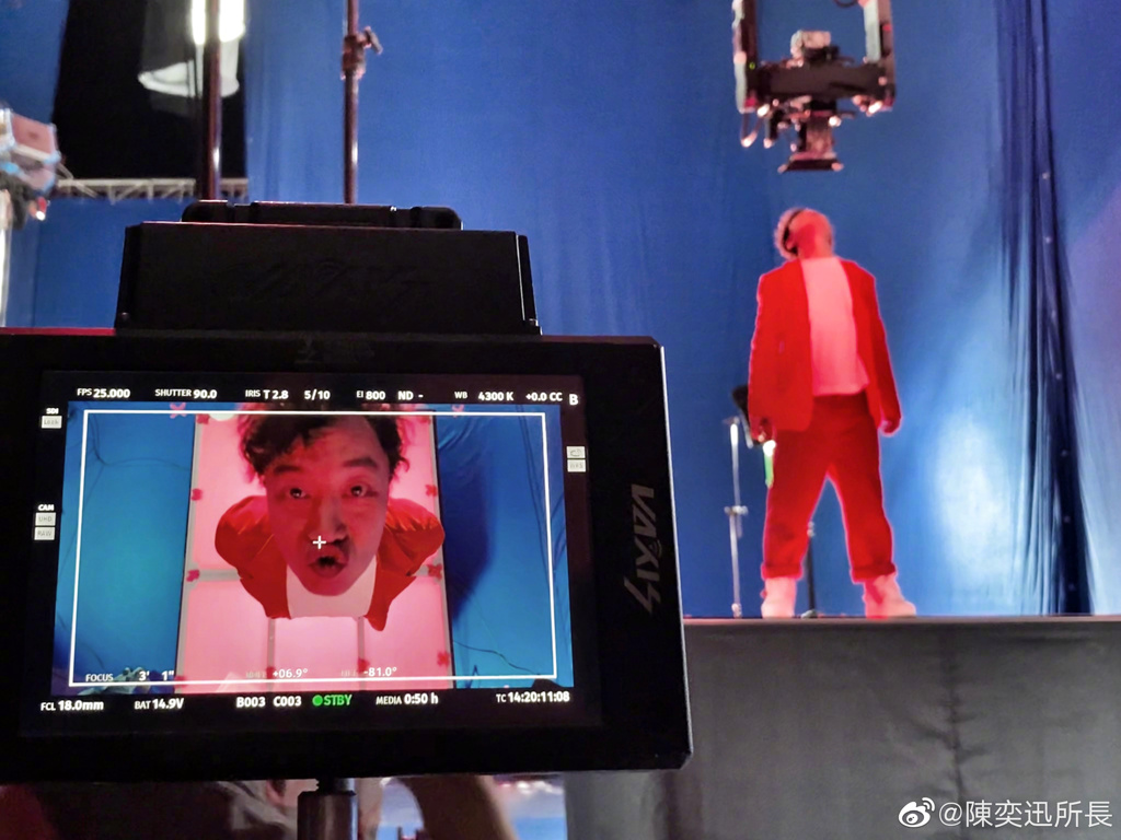 陳奕迅拍攝時仰望上方，做出搞怪調皮的嘟嘴表情。（圖／取自陳奕迅微博）