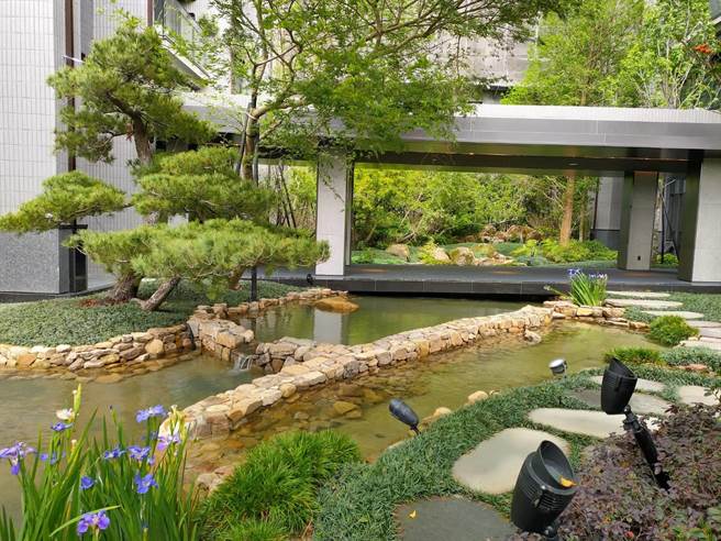 「惠宇一方庭」的空间哲学，舒适、功能、格调的最佳写照，善用1600坪一字型基地呈现层次美感。（卢金足摄）