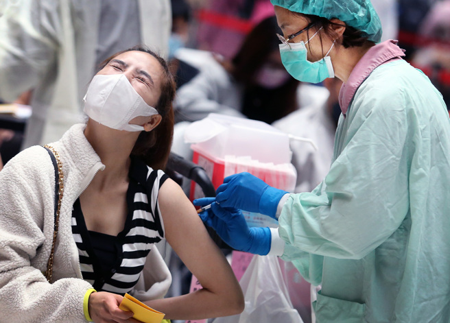 台湾疫情炸锅，已经连续五天破千人染疫，许多民眾去接种站打疫苗。（范扬光摄）