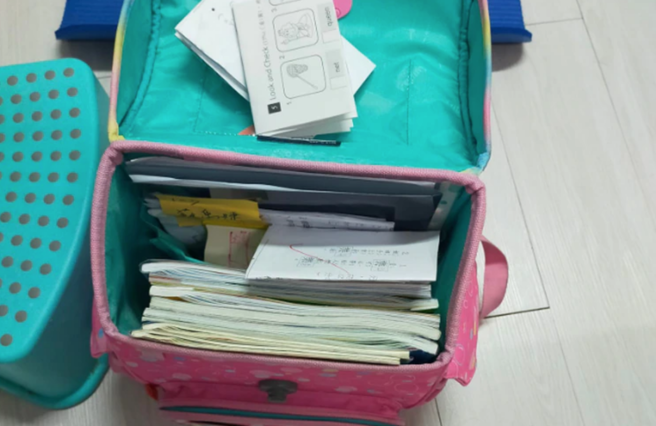 一名妈妈表示，读小一的女儿还要背字典回家，快被书包压垮。（翻摄自爆怨公社）